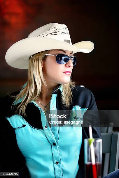 Photo libre de droit de Portrait Dune Cowgirl banque d'images et plus d'images libres de droit de Cow-girl - Cow-girl, Happy Hour, Restaurant