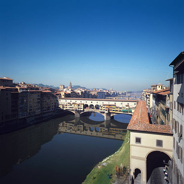 Firenze Arno with Ponte Vecchio (image size XXXL) Florence Arno with Ponte Vecchio malerisch stock pictures, royalty-free photos & images