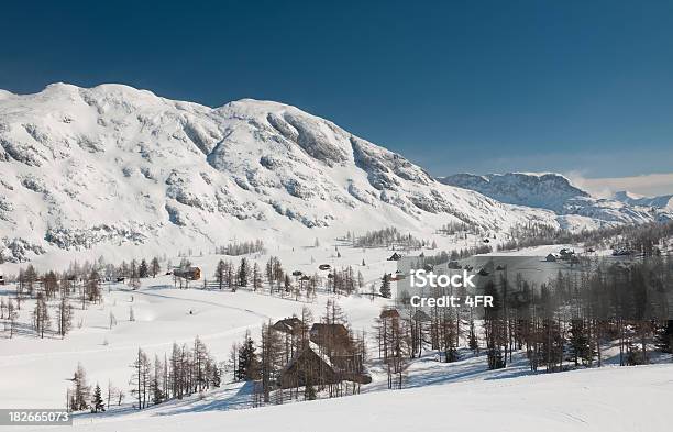 Tradizionale Sci Chalet Villaggio Di Montagna Coperta Di Neve Xxxl - Fotografie stock e altre immagini di Sci - Attrezzatura sportiva
