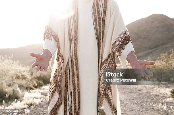 Photo libre de droit de Jésus Avec Bras Ouverts banque d'images et plus d'images libres de droit de Jésus-Christ - Jésus-Christ, Robe de cérémonie, Atteindre