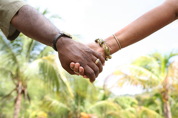 Vacanze coppia tenendo le mani anniversario - foto stock