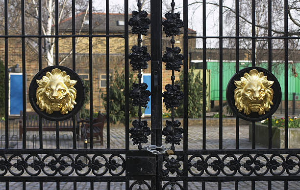 twin cabeças de leão em cremorne portão do chelsea - cremorne gate imagens e fotografias de stock