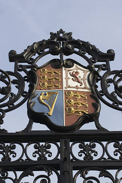 ロイヤル紋章の chelsea cremorne ゲート - cremorne gate ストックフォトと画像