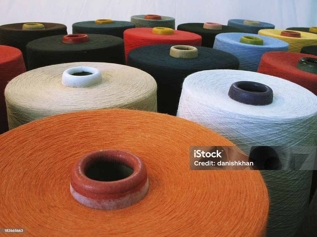 Fio de Cones em combinação de cores - Foto de stock de Cone royalty-free