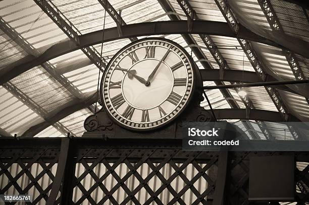 Historyczne Zegar W Kings Cross Station Londynsepia - zdjęcia stockowe i więcej obrazów Zegar