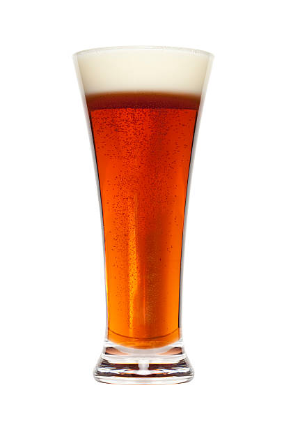 vidro de âmbar de cerveja - amber beer imagens e fotografias de stock