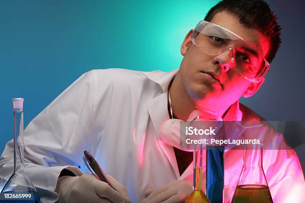 Química De Investigación Foto de stock y más banco de imágenes de 25-29 años - 25-29 años, ADN, Adulto