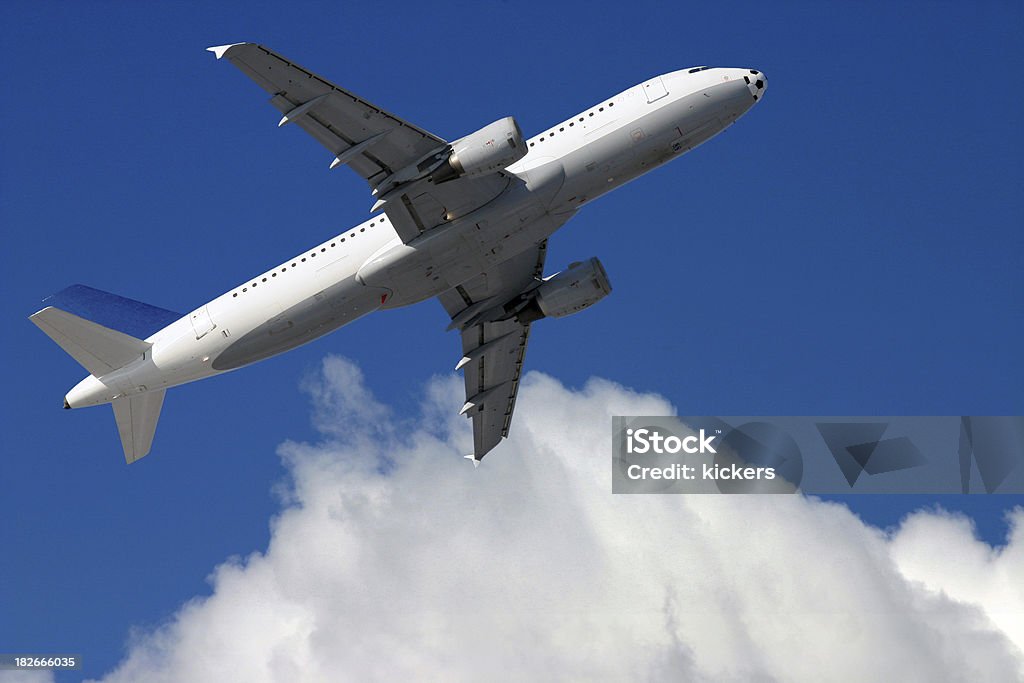 Avion en face de ciel bleu nuageux - Photo de Avion libre de droits