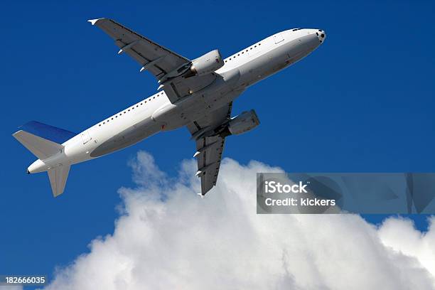 Avião Na Frente De Céu Azul Nublado - Fotografias de stock e mais imagens de Abaixo - Abaixo, Avião, Descolar - Atividade