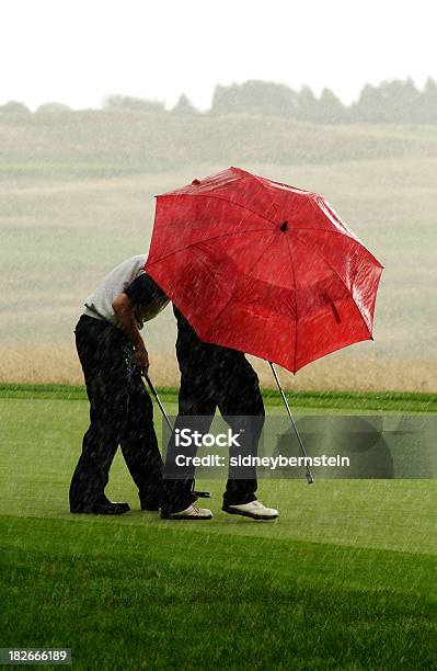 Raining Golf Sonnenschirme Stockfoto und mehr Bilder von Golf - Golf, Sturm, Golfplatz
