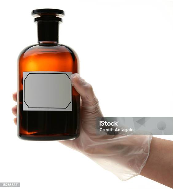 Sosteniendo Una Botella Foto de stock y más banco de imágenes de Agarrar - Agarrar, Analizar, Asistencia sanitaria y medicina
