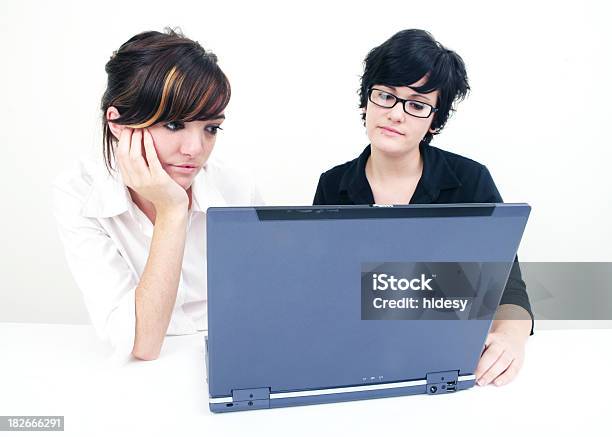 Nutting Atenção Para O Problema - Fotografias de stock e mais imagens de Adulto - Adulto, Computador, Computador Portátil