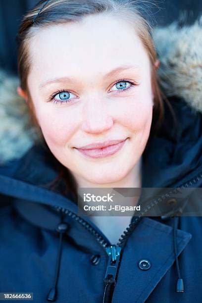 Linda Blue Eyed Teen Girl Wearing Chaqueta De Invierno Foto de stock y más banco de imágenes de 16-17 años