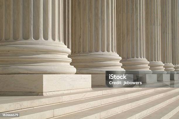 Colonne Alla Corte Suprema - Fotografie stock e altre immagini di Colonna architettonica - Colonna architettonica, Palazzo di giustizia, Gradino