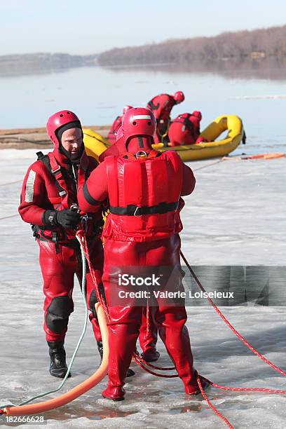 Foto de Resgate De Água e mais fotos de stock de Corda - Corda, Resgate, Salva-vidas - Serviço de emergência e resgate