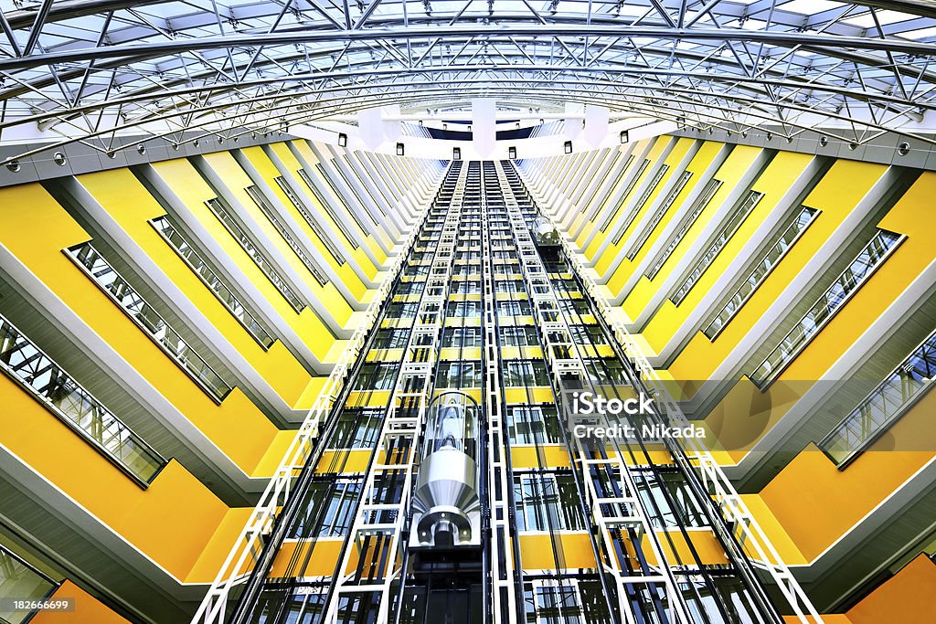 Elevador em um edifício de estilo futurista - Foto de stock de Elevador royalty-free