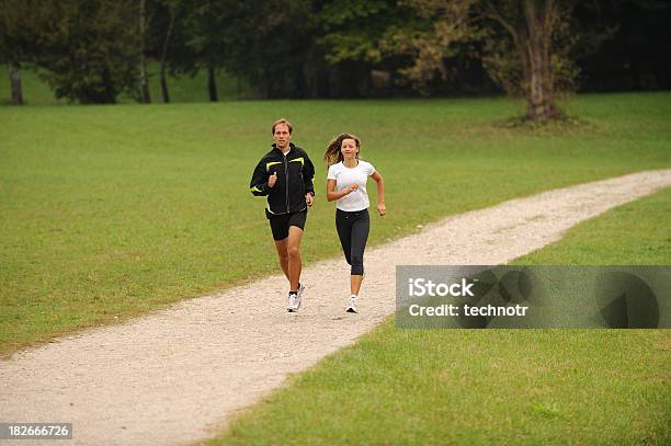 Coppia Jogging - Fotografie stock e altre immagini di 20-24 anni - 20-24 anni, Adulto, Allenamento