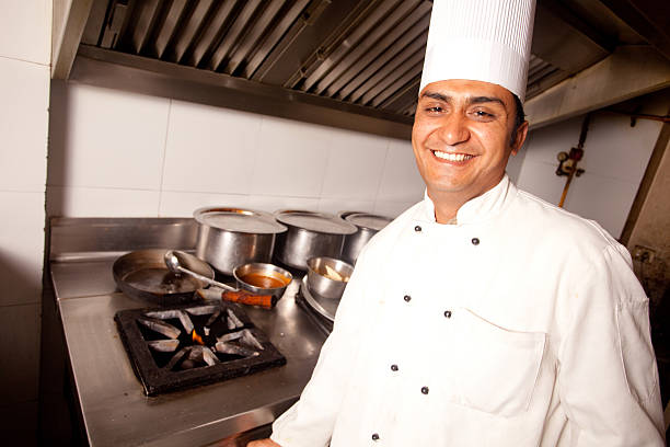 allegro chef di cucina indiana di lavoro in un ristorante kitchen orizzontale - chefs whites foto e immagini stock