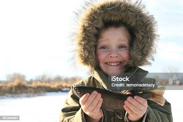 Filho Pesca No Gelo Segurar O Seu Peixe - Fotografias de stock e mais imagens de Pesca no Gelo - Pesca no Gelo, Pesca, Gelo