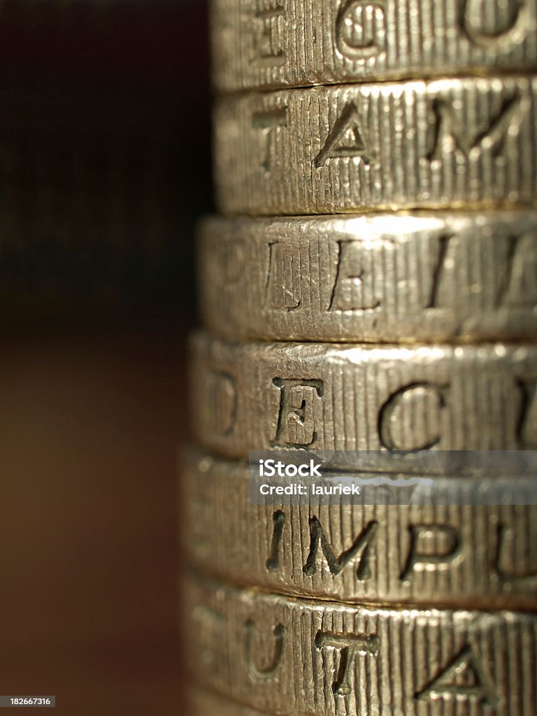 スタックの 1 ポンドの硬貨 - イギリス通貨のロイヤリティフリーストックフォト