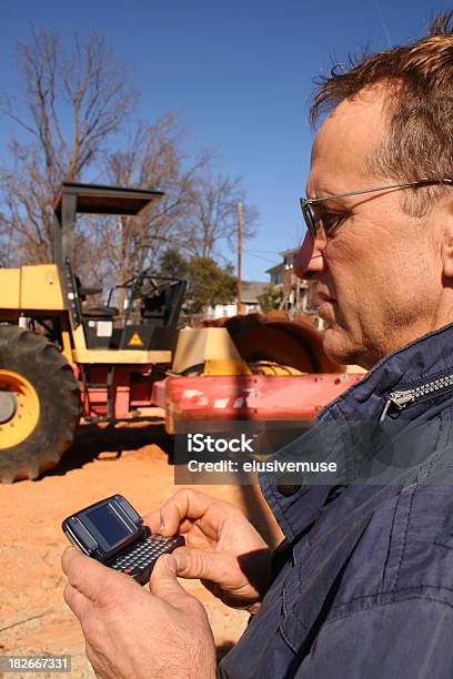 Foto de Ligue Para Os Recursos e mais fotos de stock de Adulto - Adulto, Atividade Móvel, Buldôzer