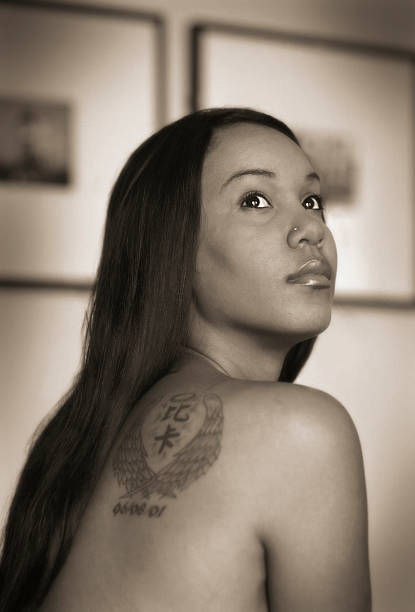 retrato noir - women tattoo naked sadness fotografías e imágenes de stock