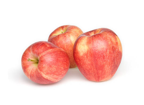 drei rote äpfel isoliert auf weißem hintergrund - red delicious apple red gourmet apple stock-fotos und bilder