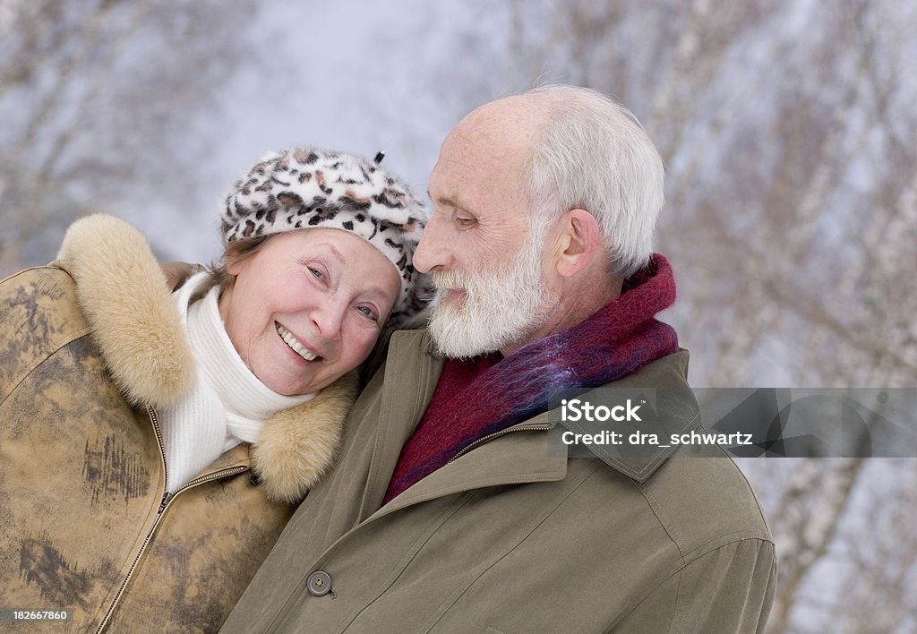 Счастливая пара на Рождество - Стоковые фото Пожилой возраст роялти-фри