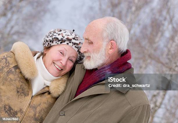 Счастливая Пара На Рождество — стоковые фотографии и другие картинки Пожилой возраст - Пожилой возраст, Снег, 60-69 лет