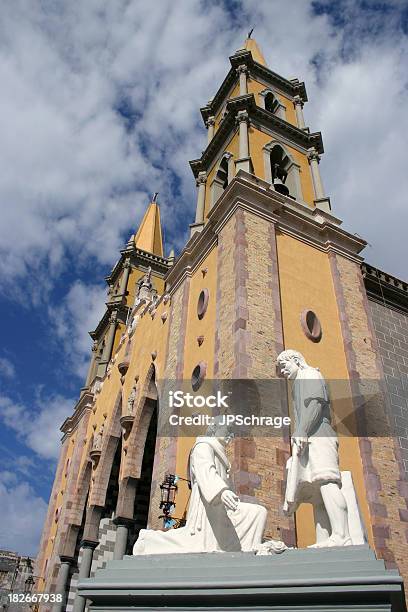 Servant A La Catedral Foto de stock y más banco de imágenes de Iglesia - Iglesia, Mazatlán, Arco - Característica arquitectónica