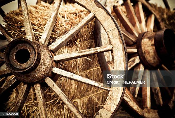 Foto de Chuck Wagon Rodas e mais fotos de stock de Abandonado - Abandonado, Antigo, Antiguidade