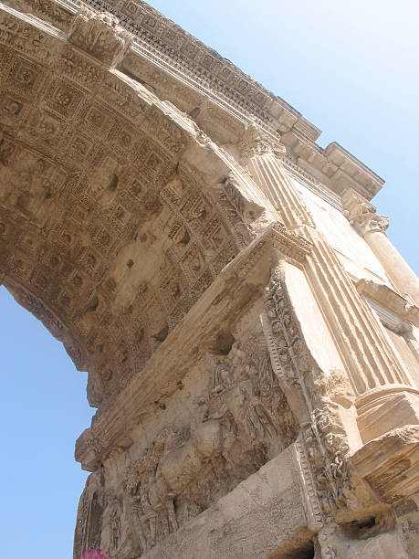 арко di tito, римский форум, рим - arch of titus стоковые фото и изображения