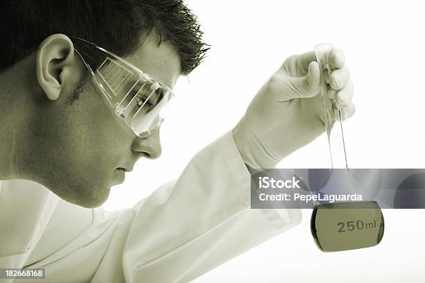 Chemist での作業 - 実験室のストックフォトや画像を多数ご用意 - 実験室, 横顔, 研究