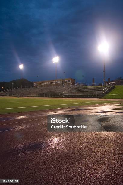 Foto de Luzes De Noite De Sextafeira e mais fotos de stock de Pista de Esporte - Pista de Esporte, Molhado, Chuva