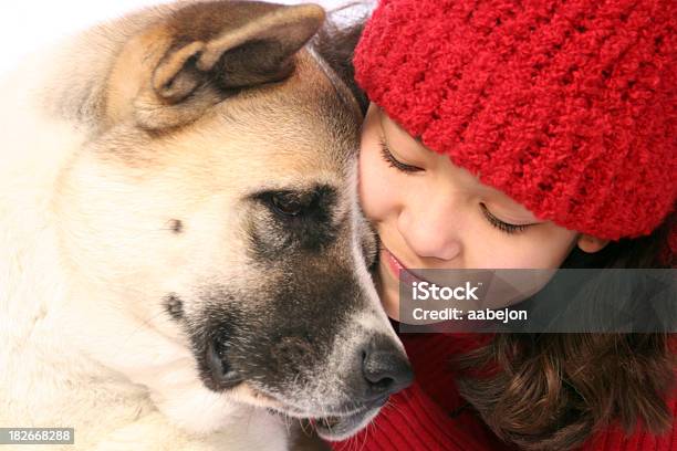 Amore Di Cucciolo - Fotografie stock e altre immagini di 14-15 anni - 14-15 anni, Abbracciare una persona, Abiti pesanti