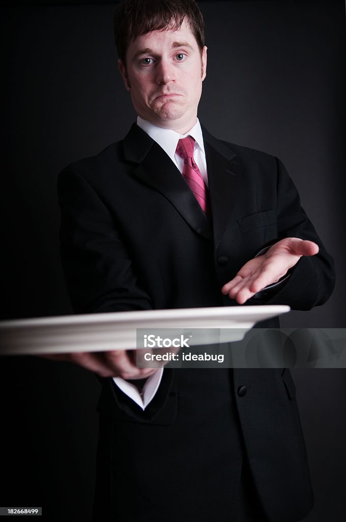 Giovane uomo in giacca e cravatta con piatto da portata - Foto stock royalty-free di 25-29 anni