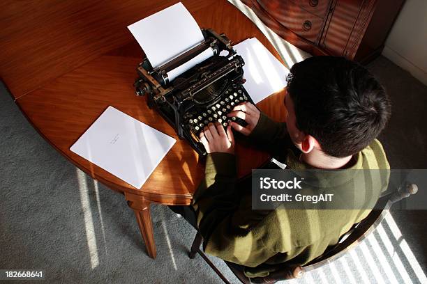 Escribiendo Una Novel Foto de stock y más banco de imágenes de Adulto - Adulto, Anticuado, Belleza