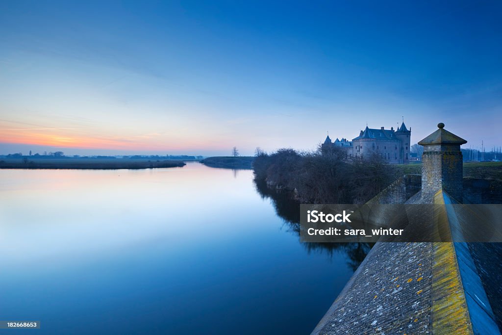 Mittelalterliche Schloss im Morgengrauen, Muiderslot, Muiden, Niederlande - Lizenzfrei Alt Stock-Foto