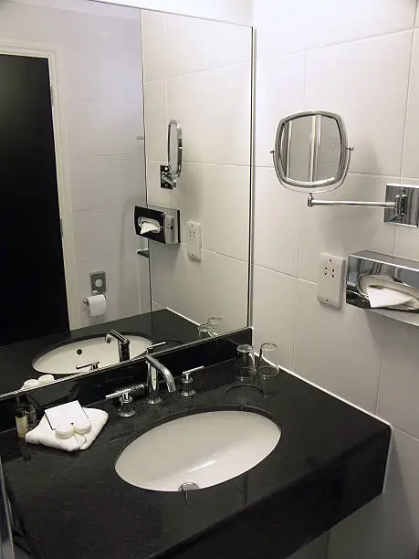 A trendy hotelbathroom in white with black accents