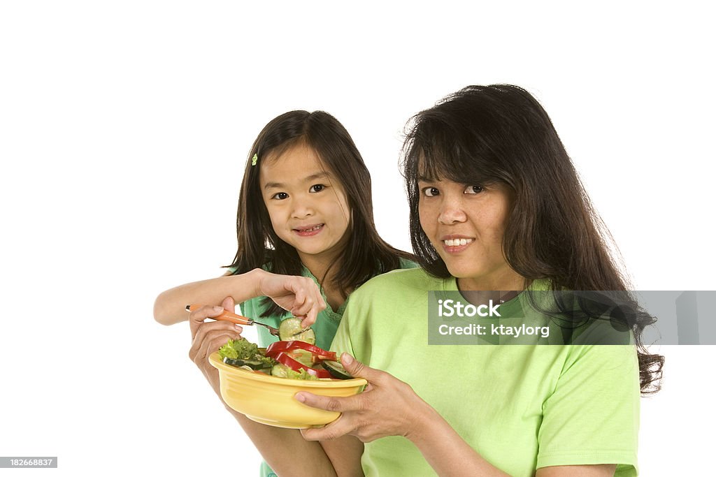 Asiatische Mutter und Tochter mit gesunden Salat - Lizenzfrei Essen - Mund benutzen Stock-Foto