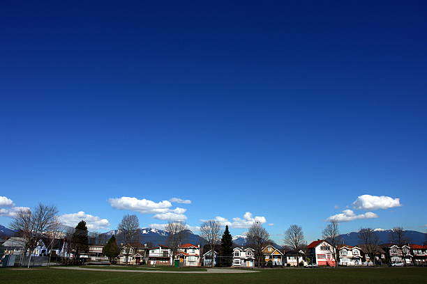 quartier de vancouver sous un grand ciel bleu - spaciousness photos et images de collection