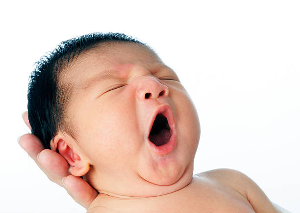 nouveau-né bébé bâiller - baby yawning asian ethnicity newborn photos et images de collection