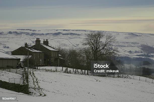 Inglés De Granja En El Invierno Nieve Ligera Por La Noche En Yorkshire Foto de stock y más banco de imágenes de Escena rural