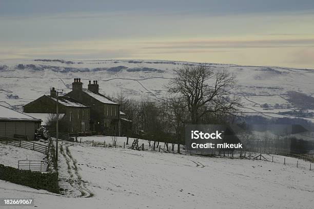 Английский Фермерский Дом В Зимний Снег Вечерний Свет Йоркшир — стоковые фотографии и другие картинки Великобритания