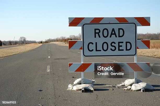 Road Closed - Fotografie stock e altre immagini di Barricata - Barricata, Chiuso, Angolo acuto