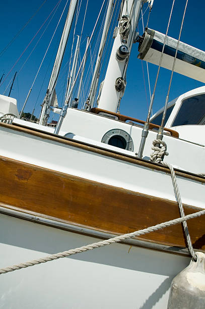 velho barco detalhe - nautical vessel wood sailing ship repairing - fotografias e filmes do acervo