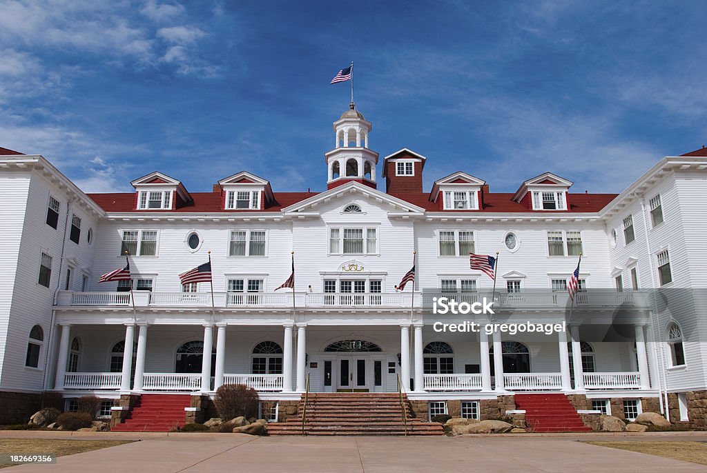 Stanley Hotel con cielo blu in Estes Park, in Colorado - Foto stock royalty-free di Albergo