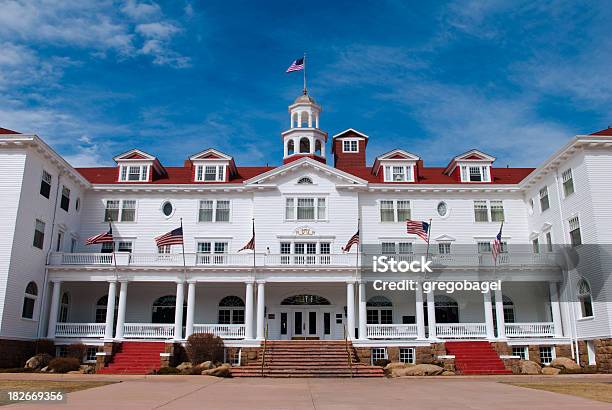 Stanley Hotel Con Cielo Blu In Estes Park In Colorado - Fotografie stock e altre immagini di Albergo