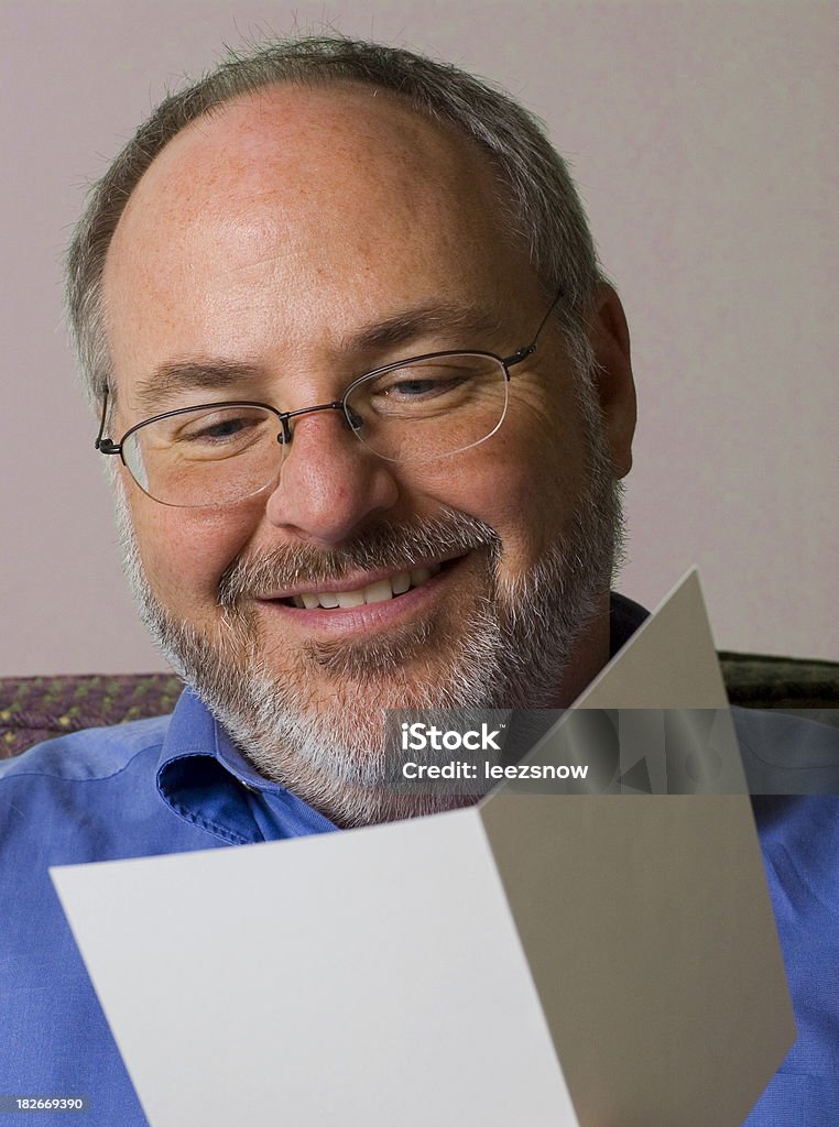 Homem lendo Cartão de saudação - Foto de stock de Cartão de Felicitação royalty-free