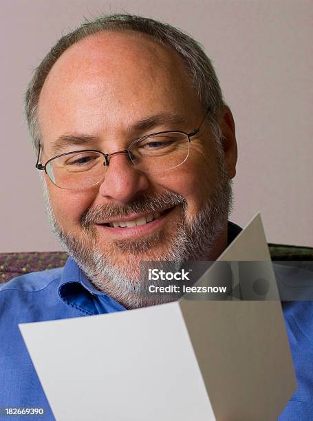 Foto de Homem Lendo Cartão De Saudação e mais fotos de stock de Cartão de Felicitação - Cartão de Felicitação, Thank You, Espaço Vazio